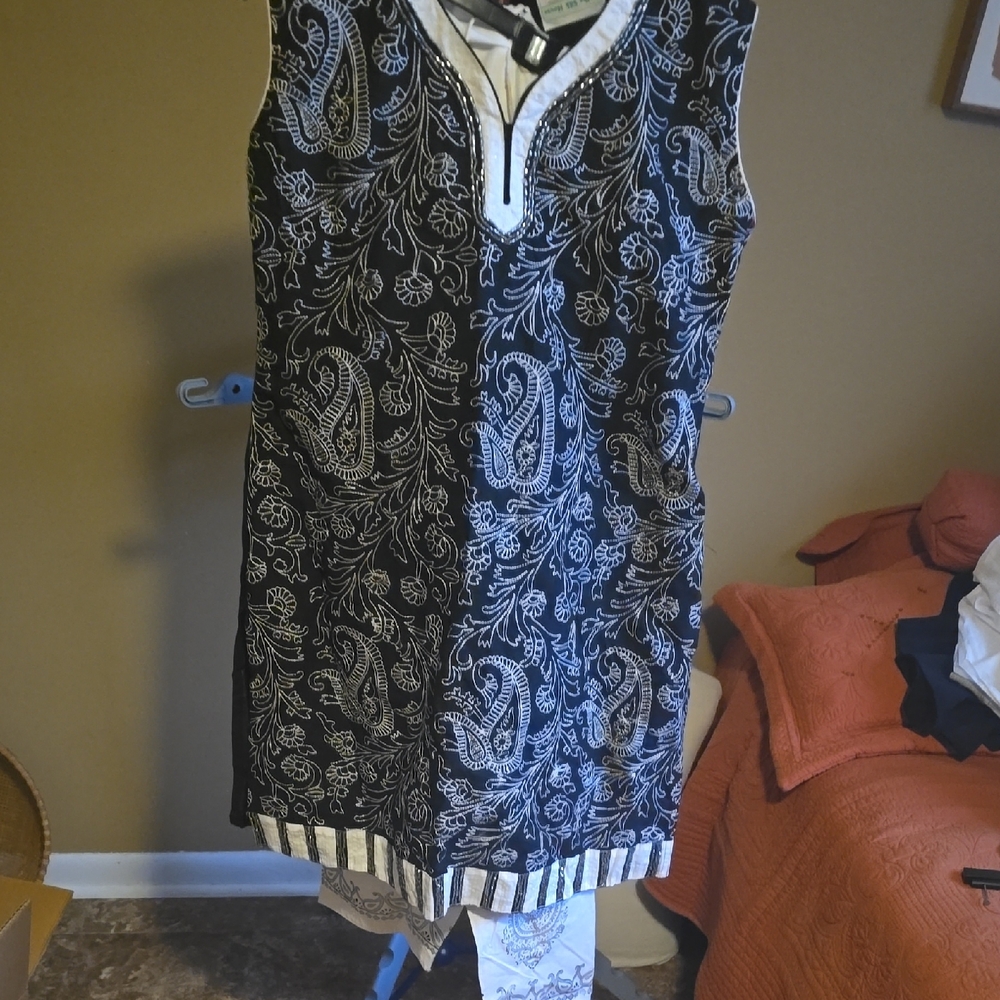ANORAK Traditional Indian Black and White Paisley Sleeveless Tunic